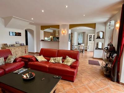 Maison traditionnelle - 248 m² - 10 pièces