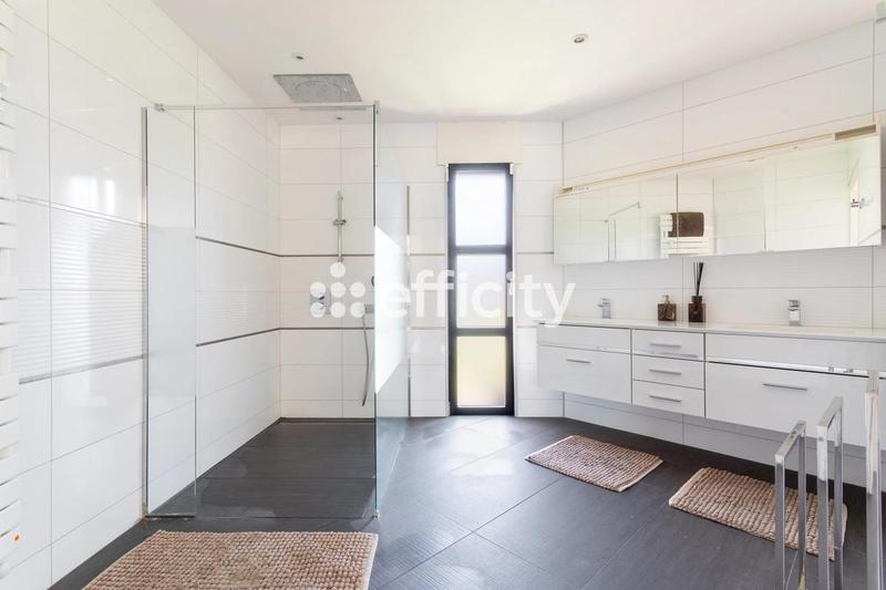 Maison - 315 m² - 8 pièces