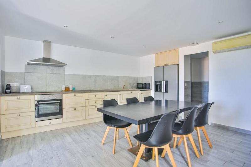 Maison - 240 m² - 8 pièces