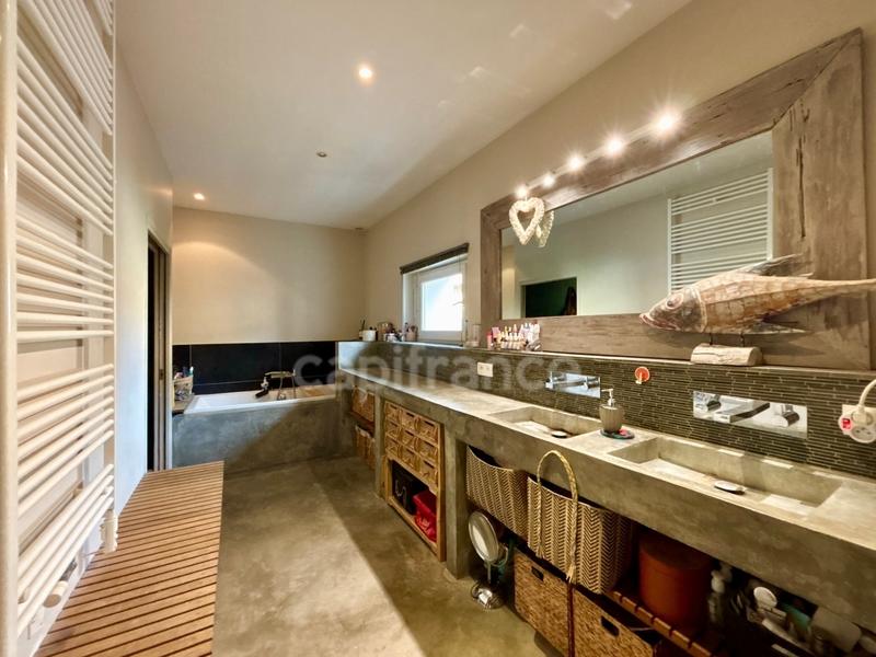 Maison traditionnelle - 250 m² - 6 pièces