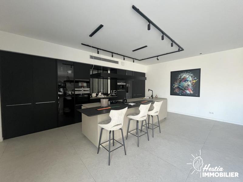 Propriété - 242 m² - 6 pièces