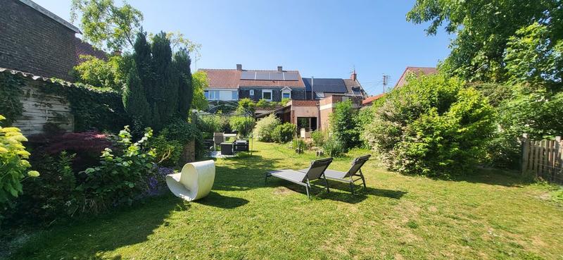 Propriété - 240 m² - 9 pièces