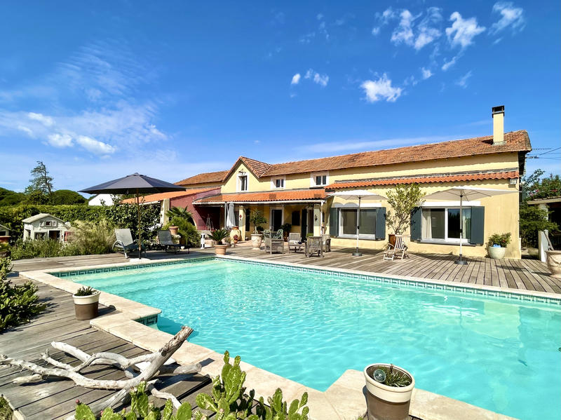 Propriété - 453 m² - 16 pièces