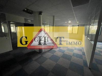 Entrepôt - 1 831 m²