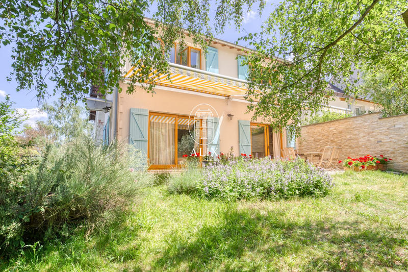 Maison traditionnelle - 209 m² - 10 pièces