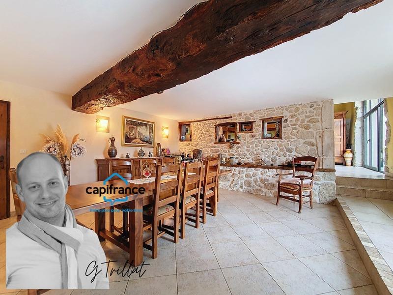 Maison - 330 m² - 7 pièces