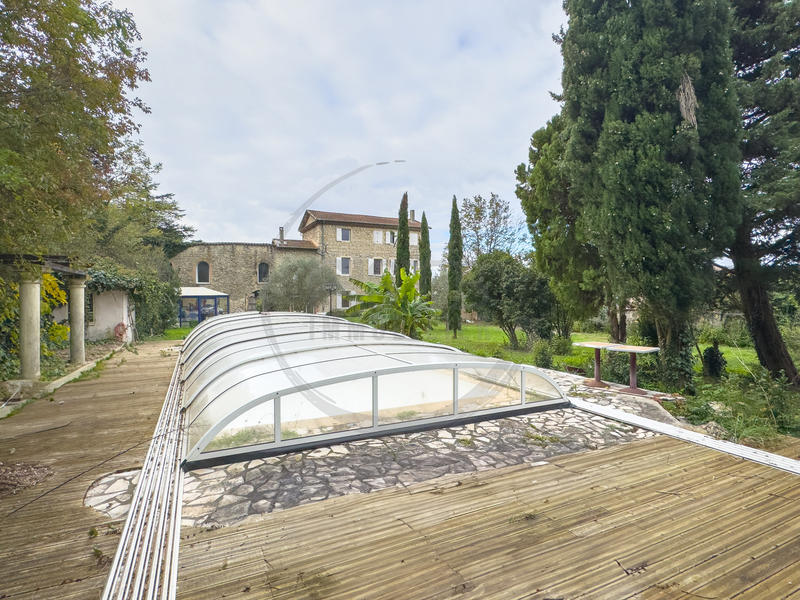 Propriété - 370 m² - 15 pièces