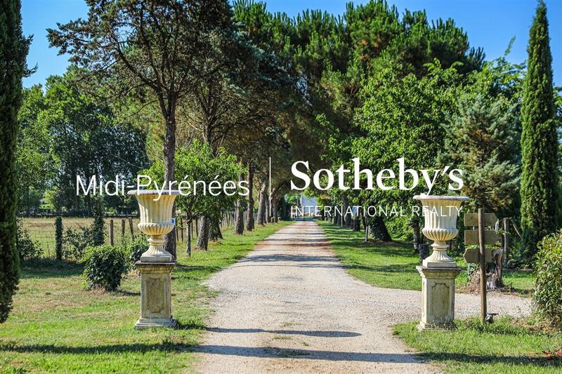 Maison - 1 000 m² - 20 pièces