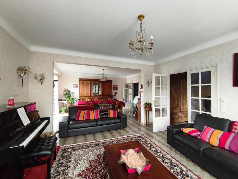 Propriété - 277 m² - 6 pièces