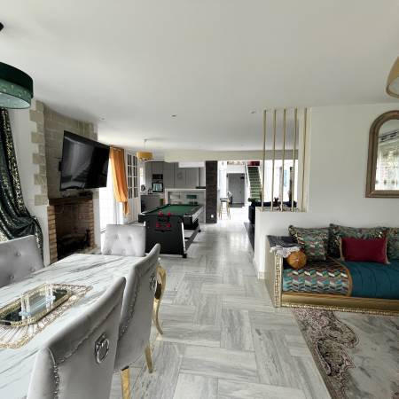 Maison - 216 m² - 8 pièces