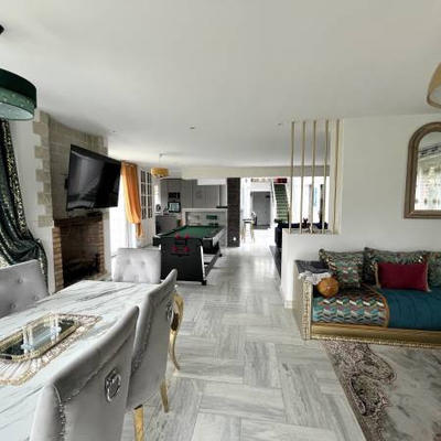 Maison - 216 m² - 8 pièces