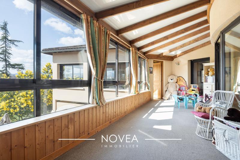 Maison - 242 m² - 10 pièces