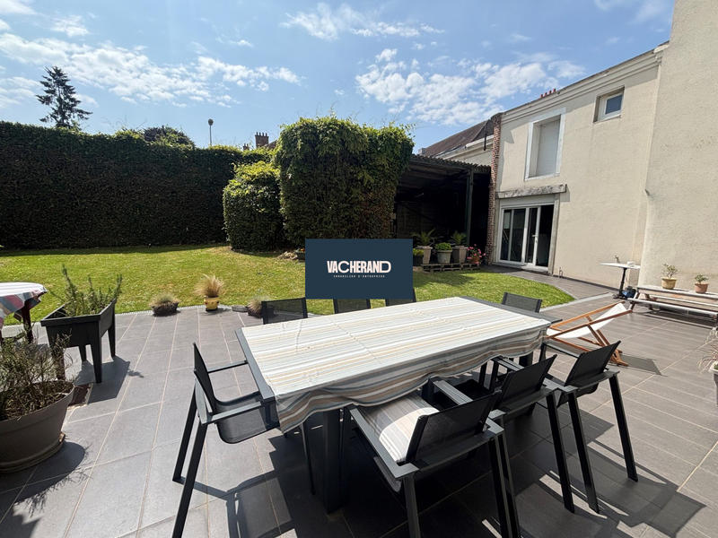 Maison - 219 m² - 9 pièces