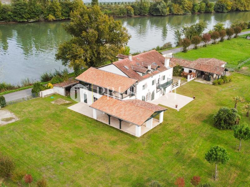 Maison - 410 m² - 10 pièces