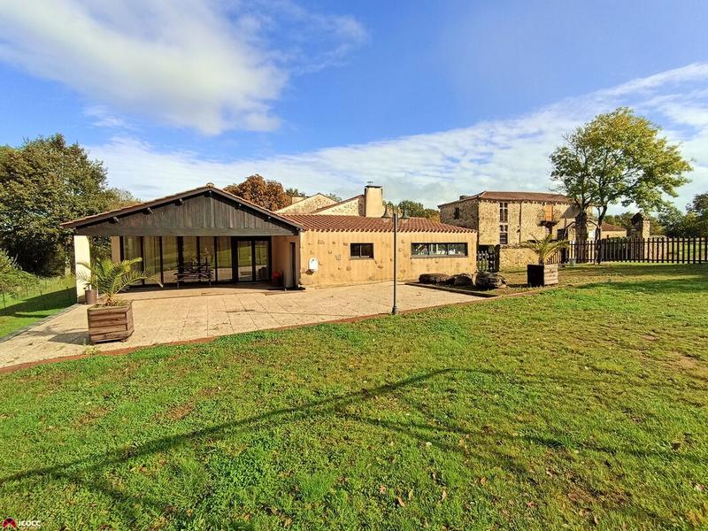 Maison - 530 m² - 8 pièces