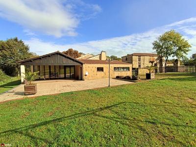 Maison - 530 m² - 8 pièces