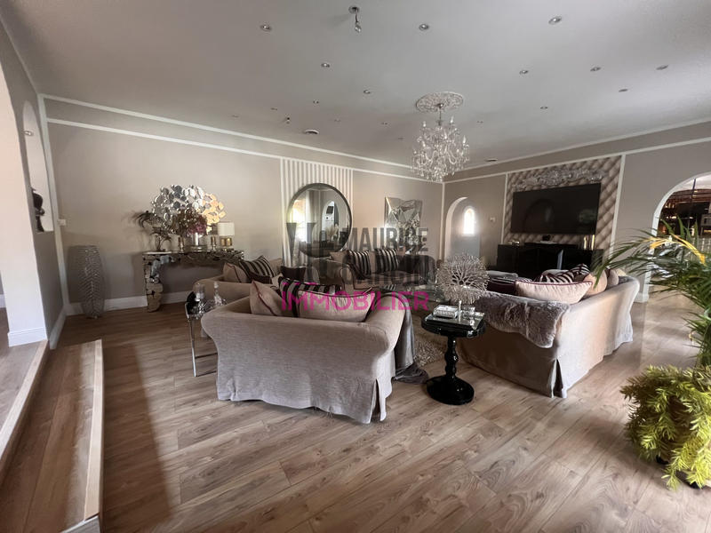 Maison - 210 m² - 7 pièces