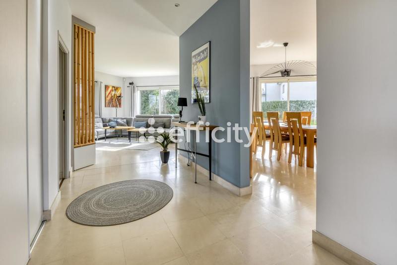 Maison - 255 m² - 9 pièces