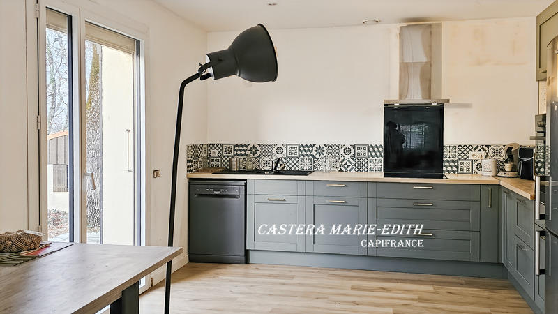 Maison - 280 m² - 9 pièces