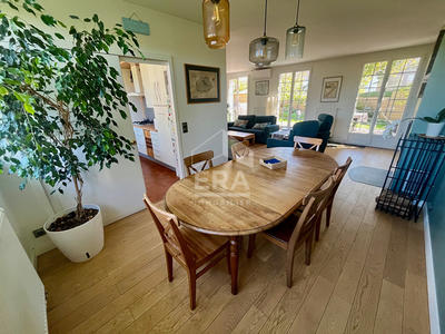 Maison - 207 m² - 9 pièces