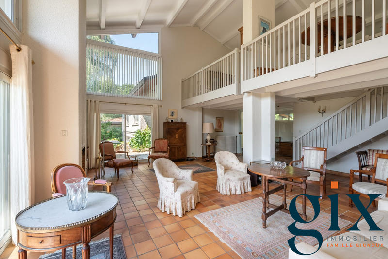 Maison - 286 m² - 8 pièces