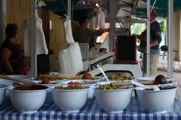 Petit marché hebdomadaire des produits du terroir du jeudi