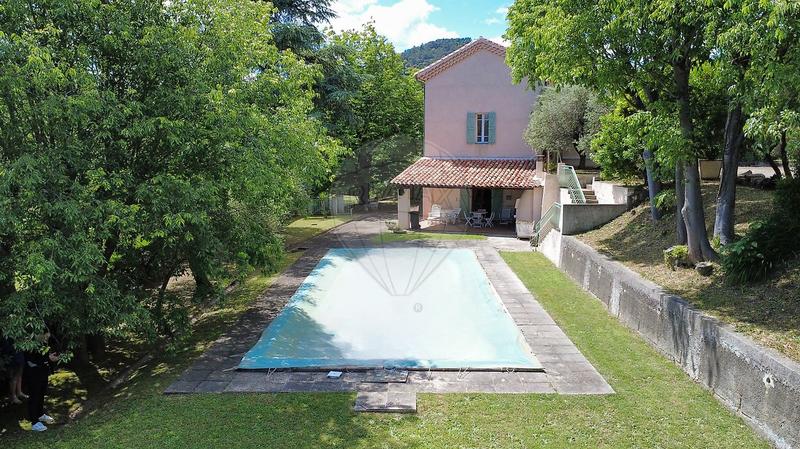 Maison - 243 m² - 9 pièces