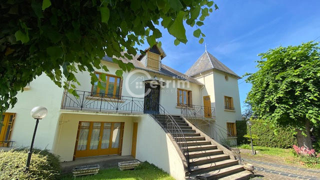 Maison - 230 m² - 8 pièces