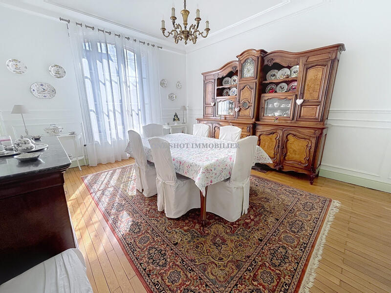 Maison - 242 m² - 7 pièces