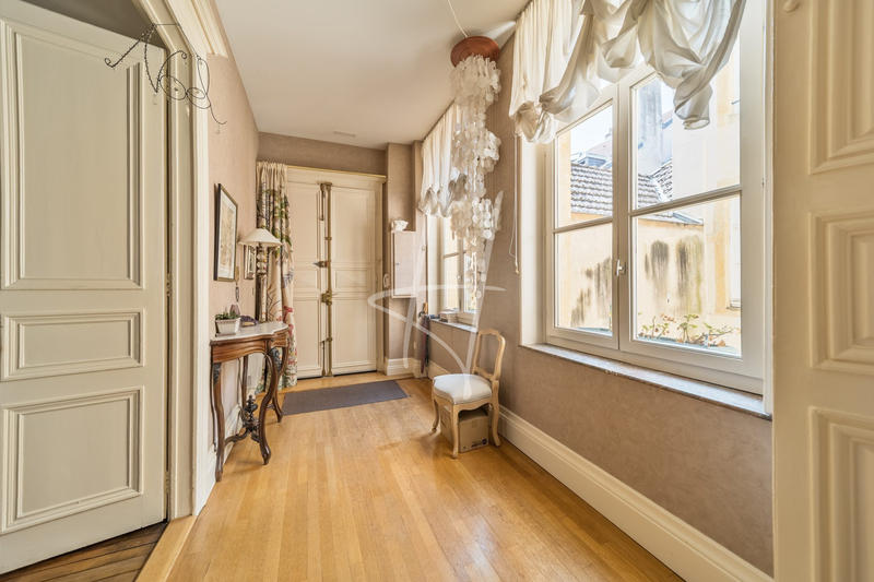 Appartement - 216 m² - 8 pièces