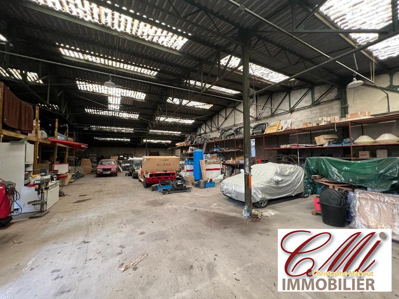 Entrepôt - 1 900 m²