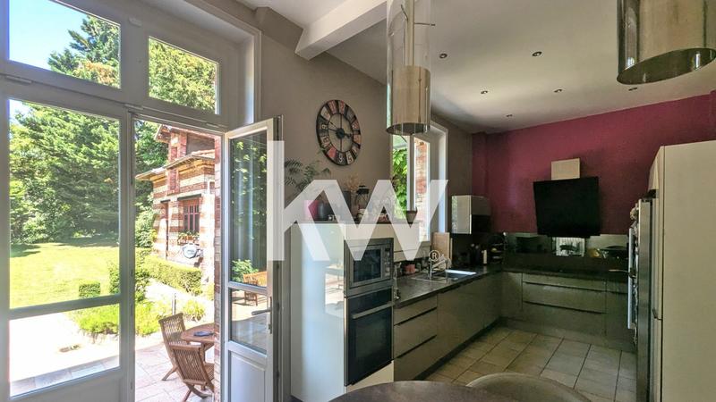 Maison - 257 m² - 10 pièces