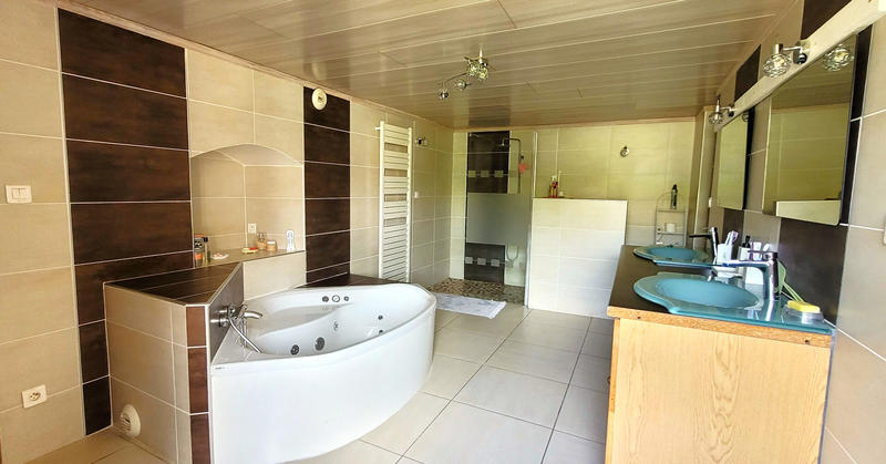 Maison - 251 m² - 8 pièces