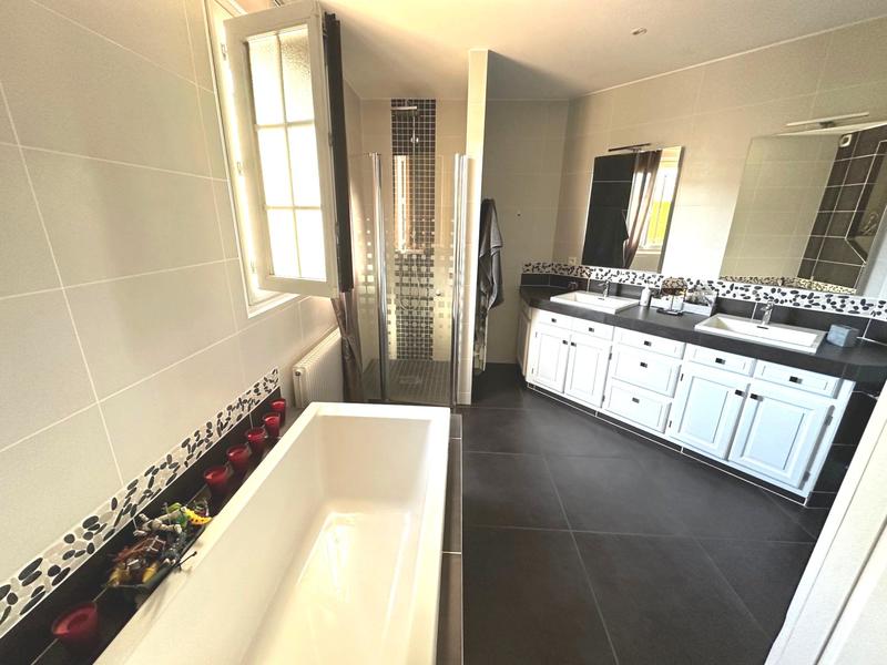 Maison - 260 m² - 8 pièces