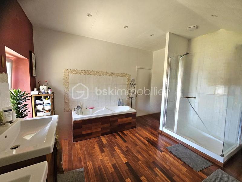 Propriété - 200 m² - 8 pièces