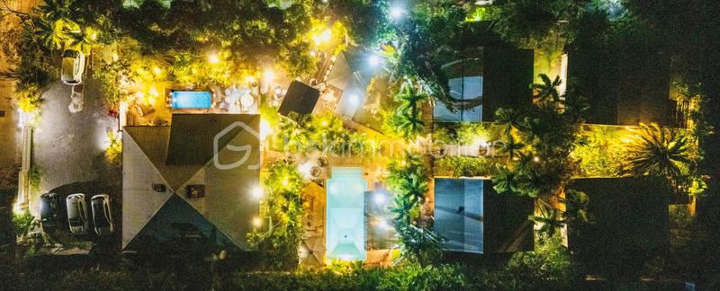 Propriété - 256 m² - 14 pièces