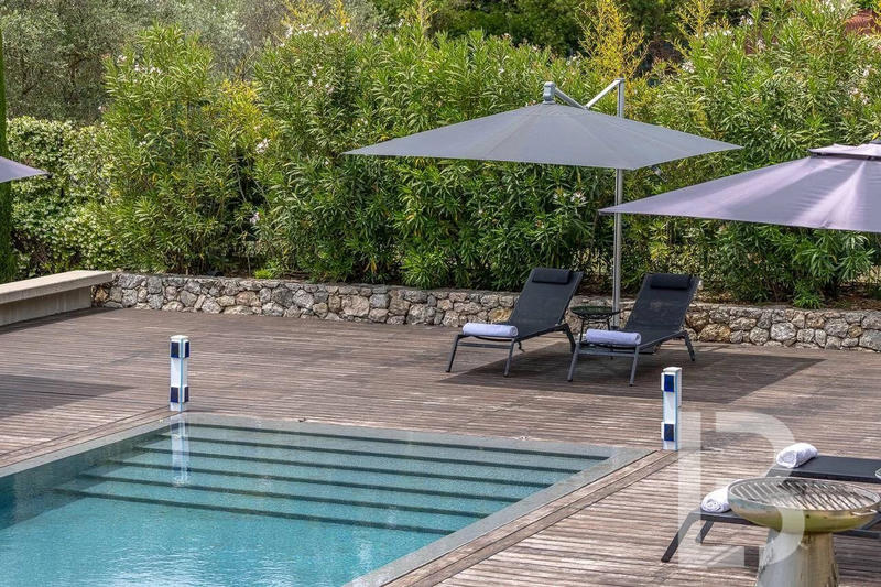 Maison - 480 m² - 8 pièces