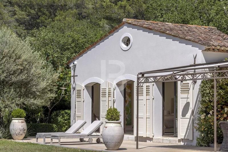 Propriété - 550 m² - 15 pièces