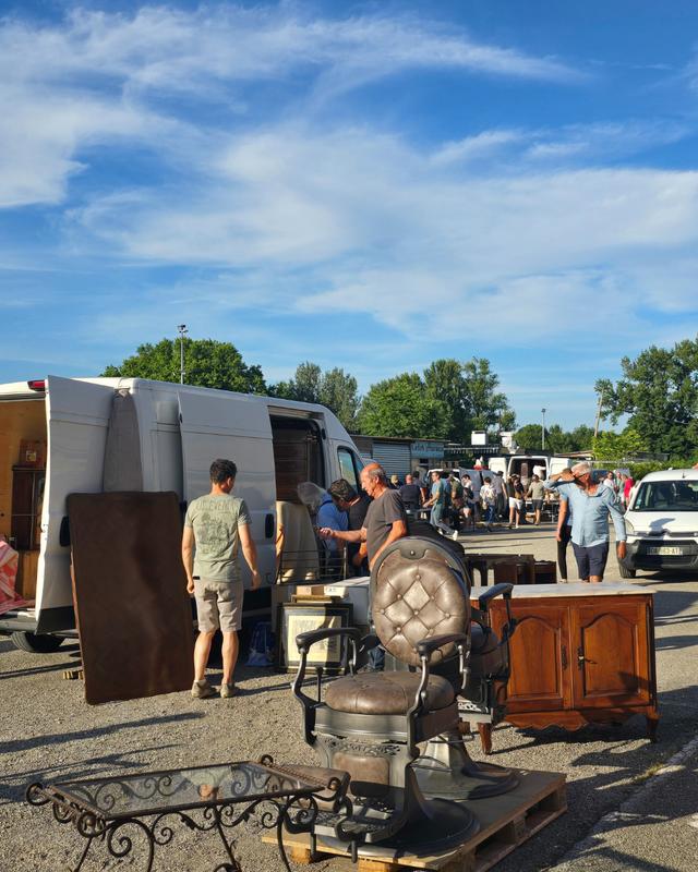 Déballage marchand aux puces du canal