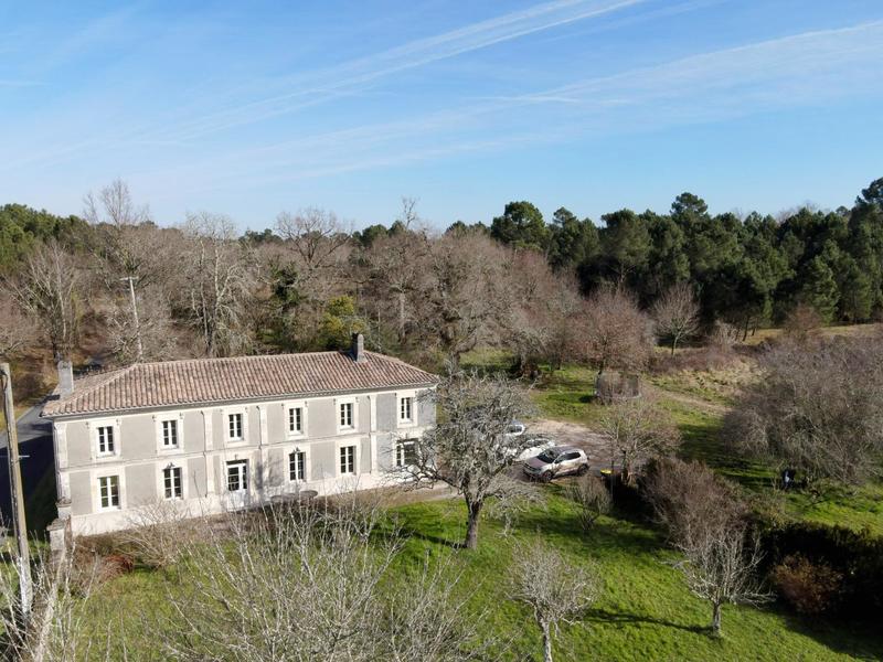 Maison - 325 m² - 10 pièces