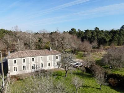 Maison - 325 m² - 10 pièces