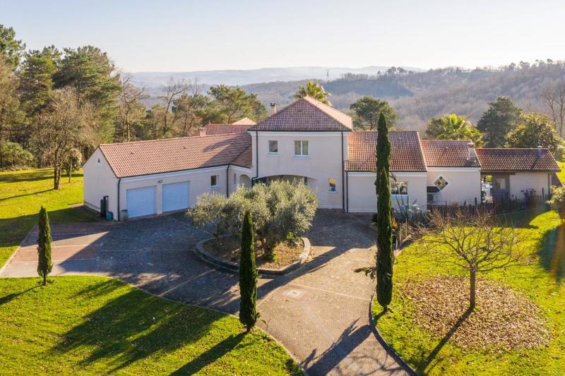 Demeure - 280 m² - 7 pièces