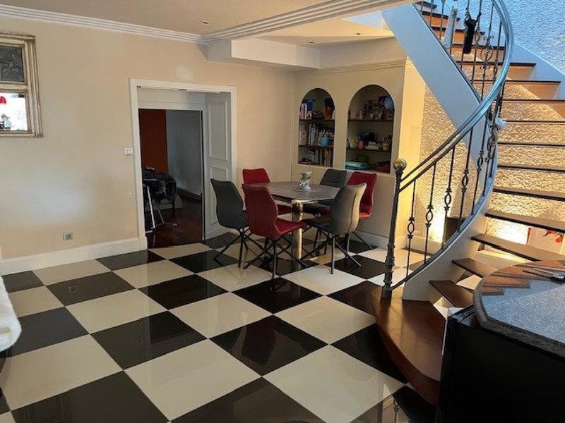 Maison - 230 m² - 7 pièces