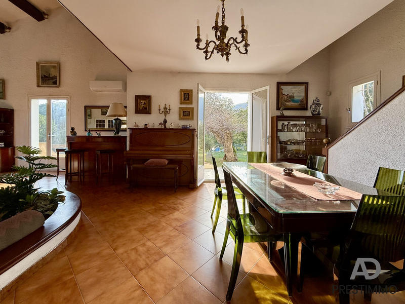 Villa - 215 m² - 7 pièces