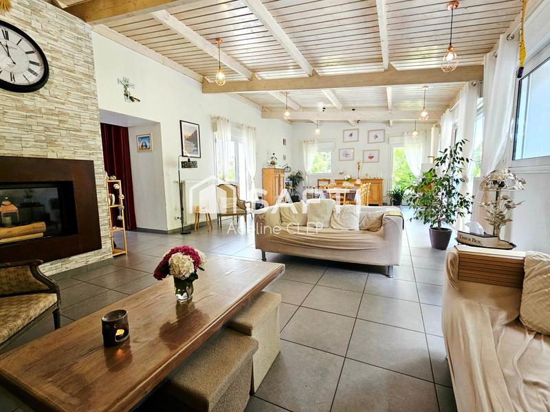 Maison - 215 m² - 9 pièces