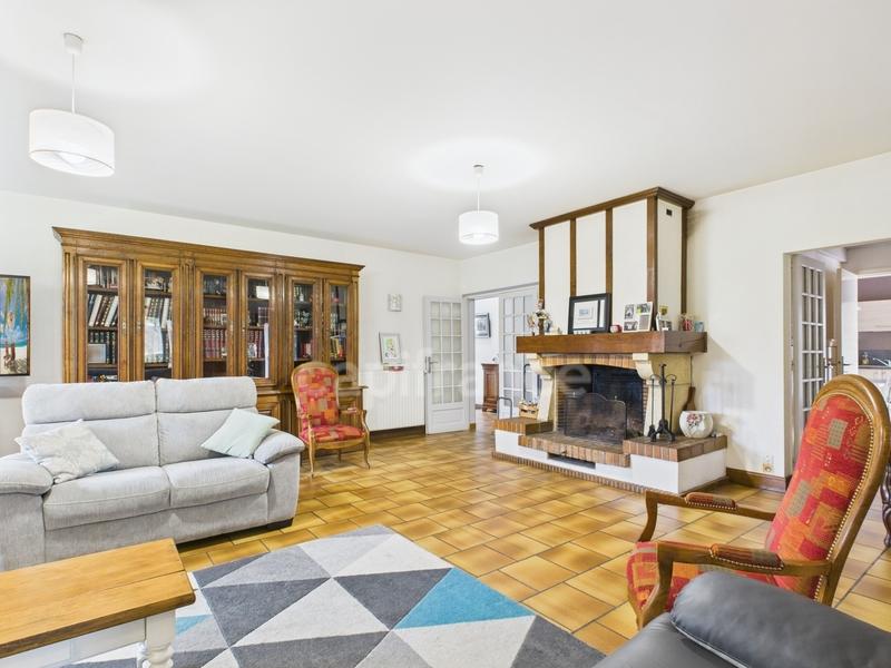 Propriété - 241 m² - 9 pièces