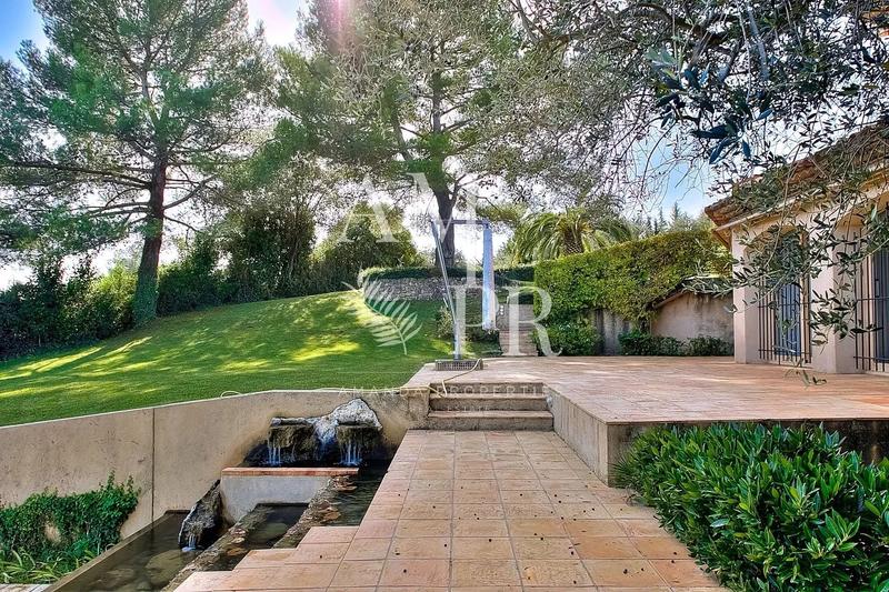 Maison - 385 m² - 9 pièces