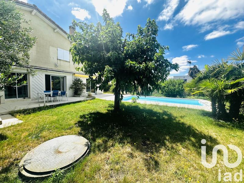 Maison - 220 m² - 8 pièces