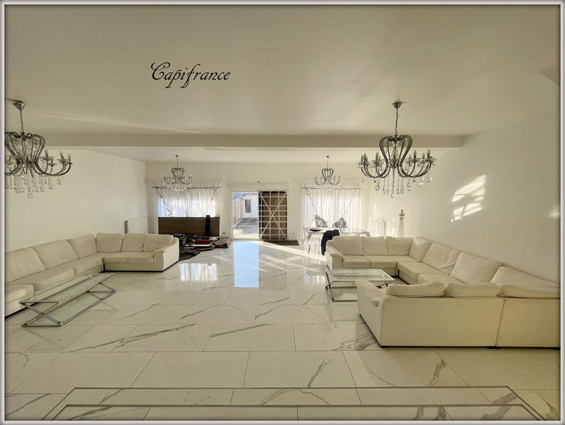 Maison - 305 m² - 8 pièces