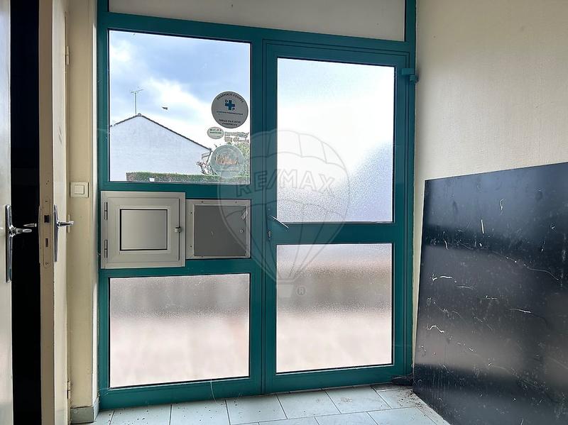 Local commercial - 143 m² - 4 pièces